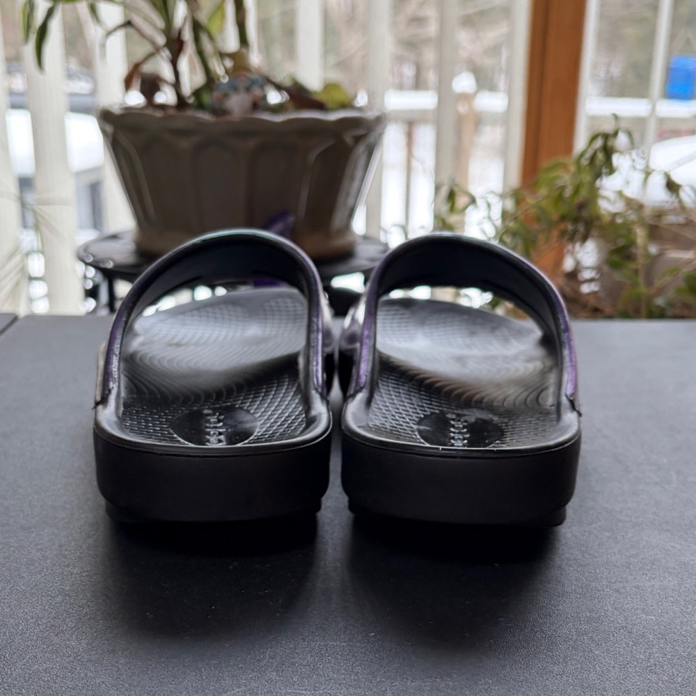 Oofos Unisex Iridescent Blue and Green Slides Women Size 8 - Picture 3 of 7